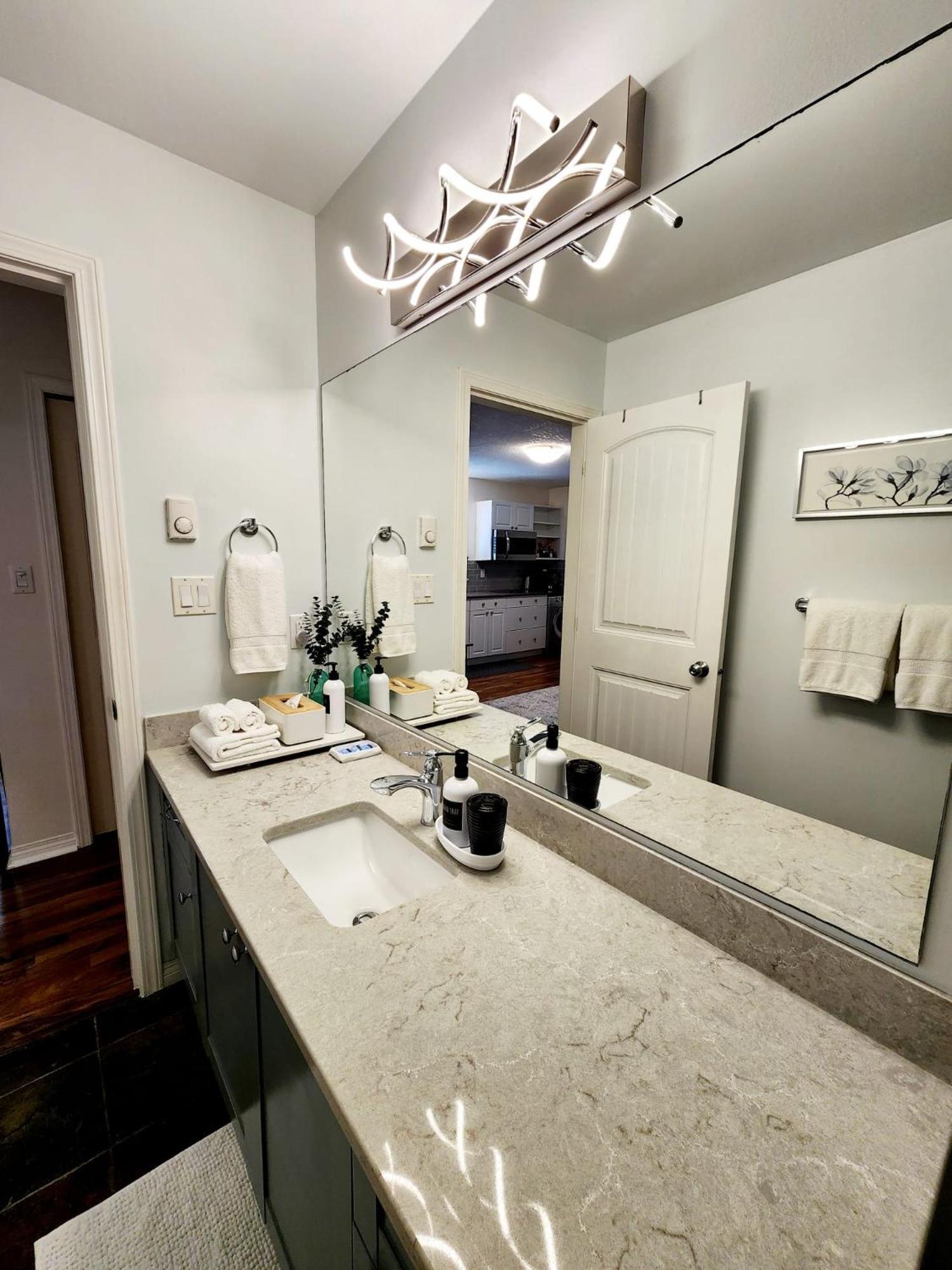 Adorable 1- Bedroom Suite In Langford Виктория Экстерьер фото